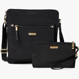 NWT Baggalini Go Bagg w/RFID Wristlet Black w/Gold Hardware